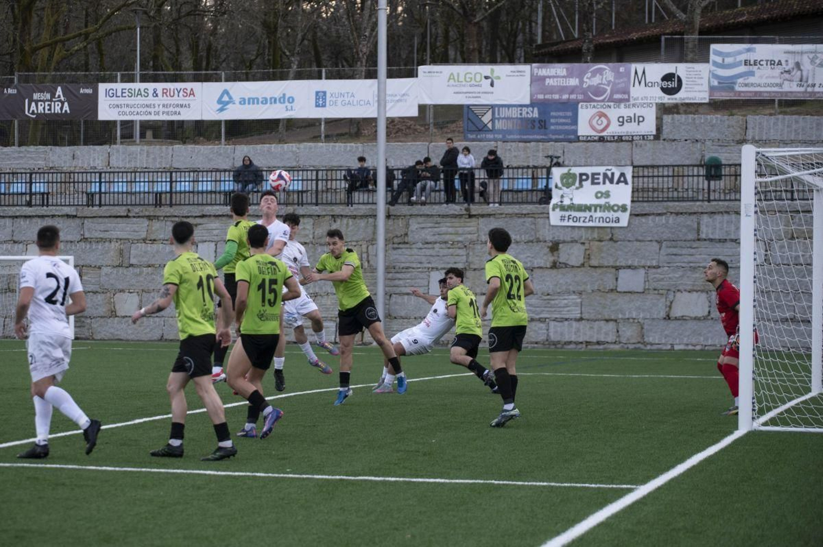 Juan Pablo, del Arnoia, remata de cabeza en el duelo frente al Valladares en A Queixeira.