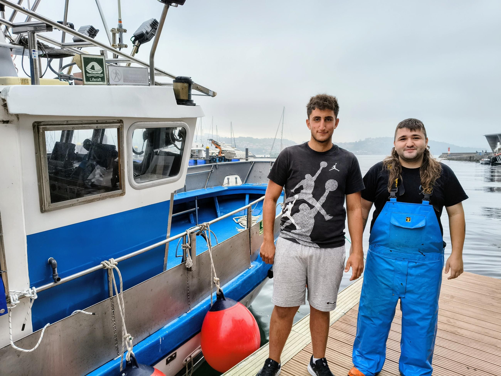 Pablo Santomé (izquierda) e Iago Tomé llegaron a Combarro tras una jornada intensa en la Ría.
