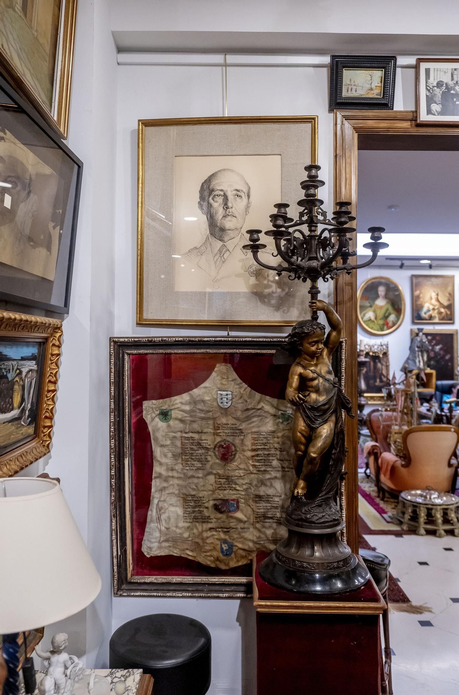Galería | Los 700 lotes de objetos retirados por los Franco del Pazo de Meirás que salen a subasta