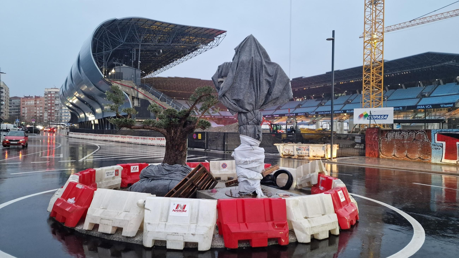 La rotonda en la que se instaló ya el escudo, aun cubierto, junto al olivo centenario.