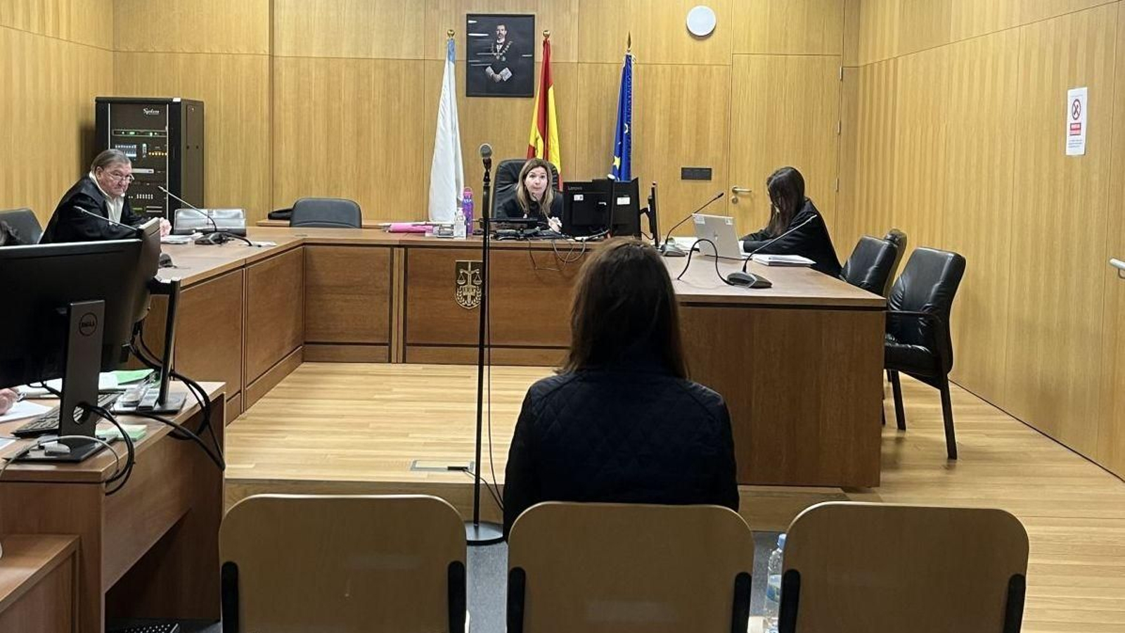 La inculpada, en el momento en la la jueza le comunica la suspensión.