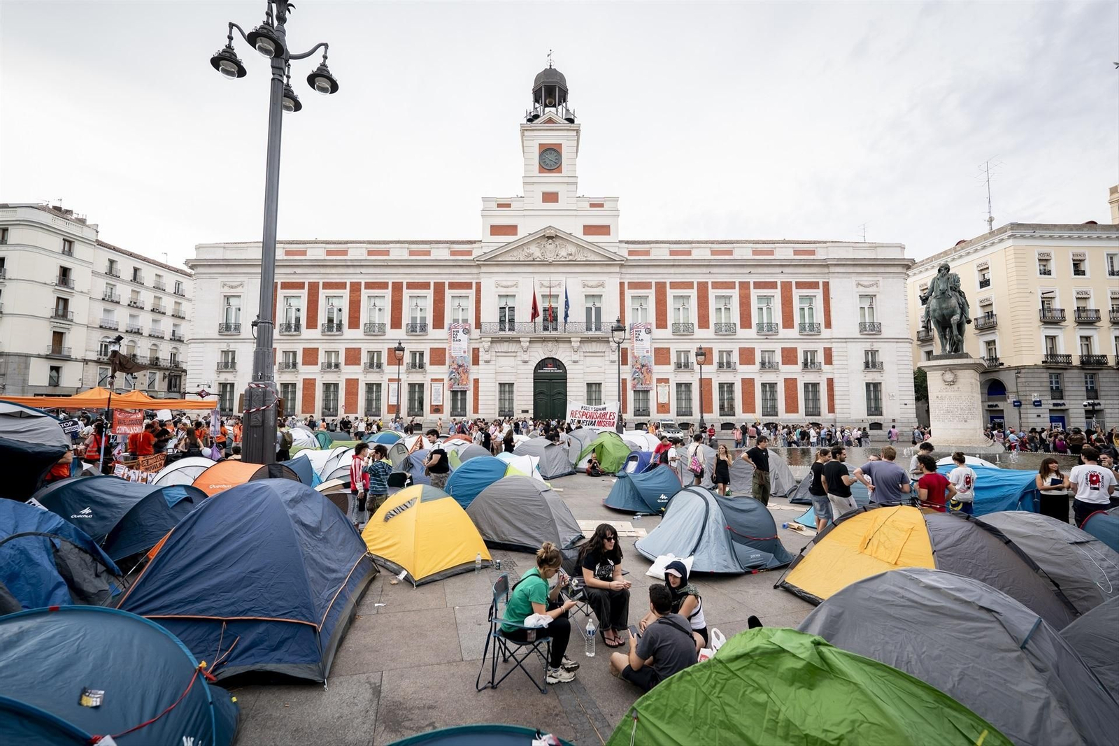 Numerosas personas acampadas en la puerta del Sol de Madrid para exigir la aprobación de un decreto sobre vivienda