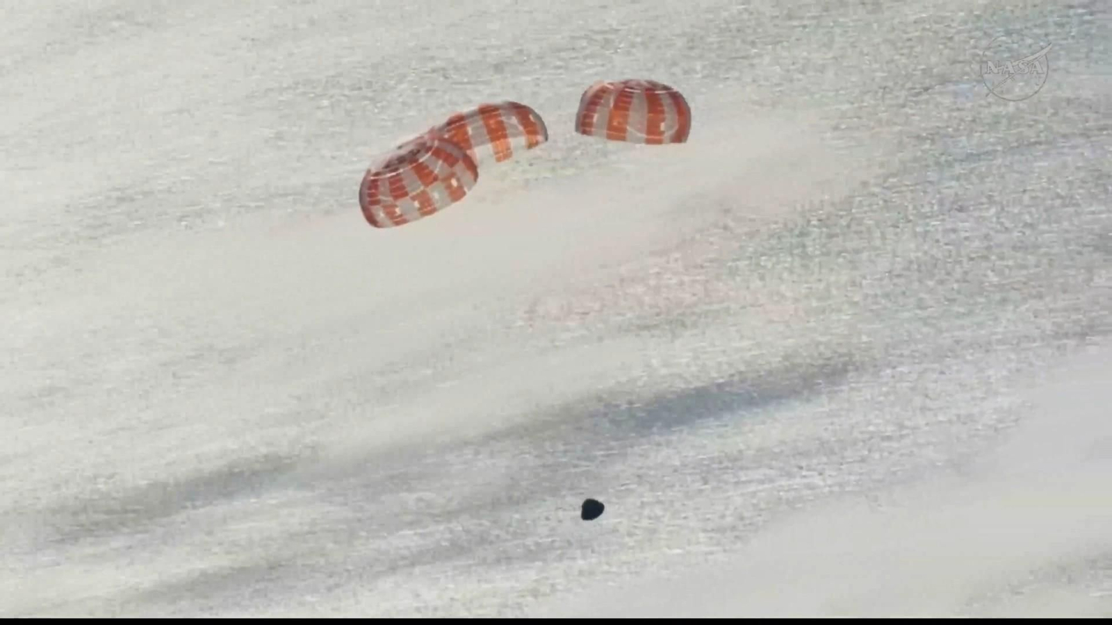 Despliegue progresivo de los paracaídas principales.