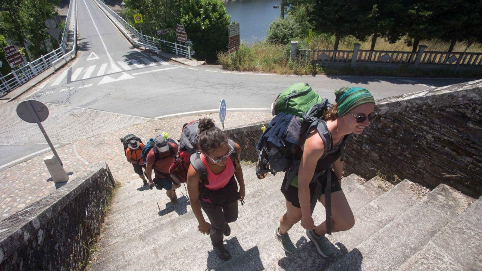 Un grupo de peregrinos realiza el Camino de Santiago en Portomarín, Lugo.