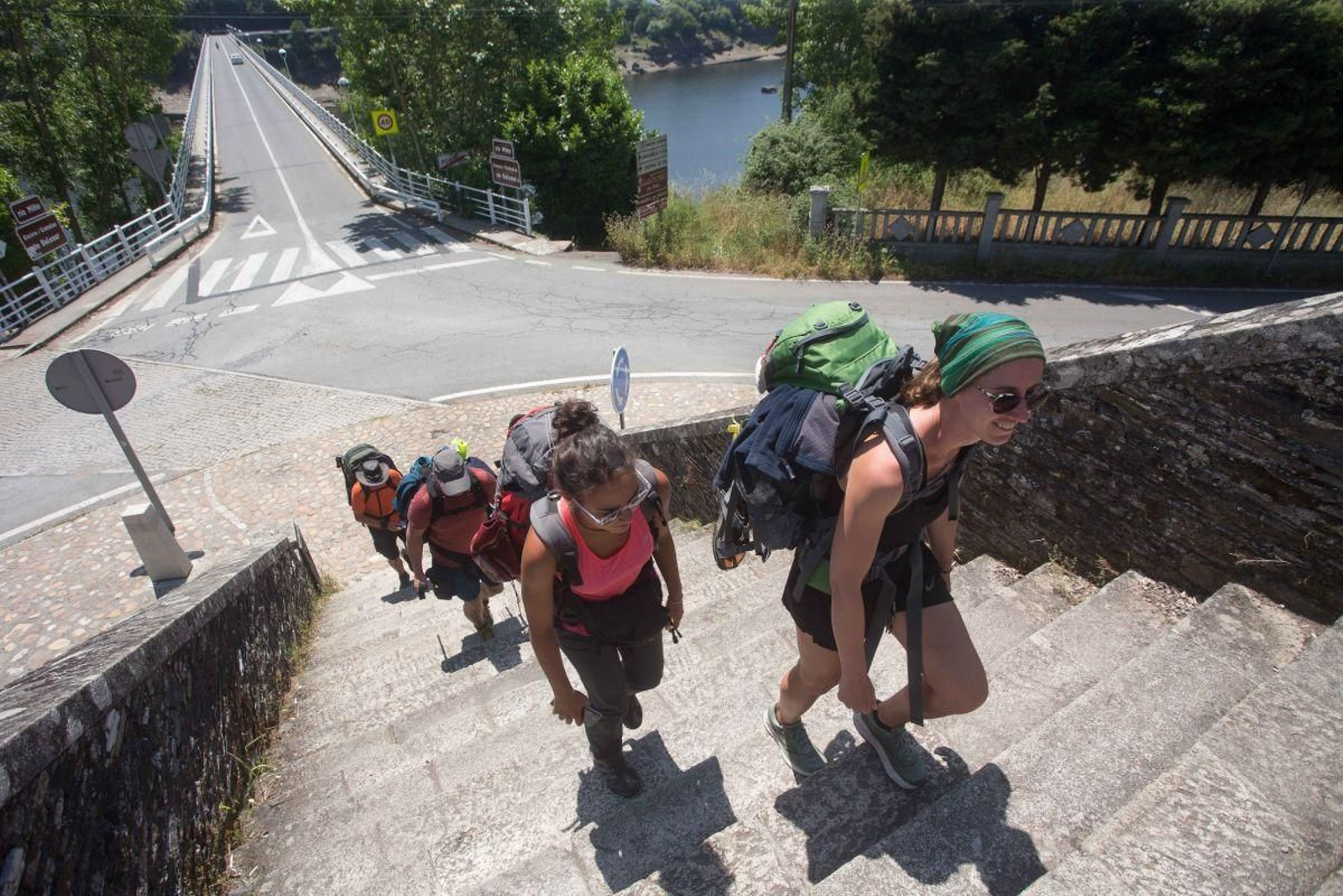 Un grupo de peregrinos realiza el Camino de Santiago en Portomarín, Lugo.