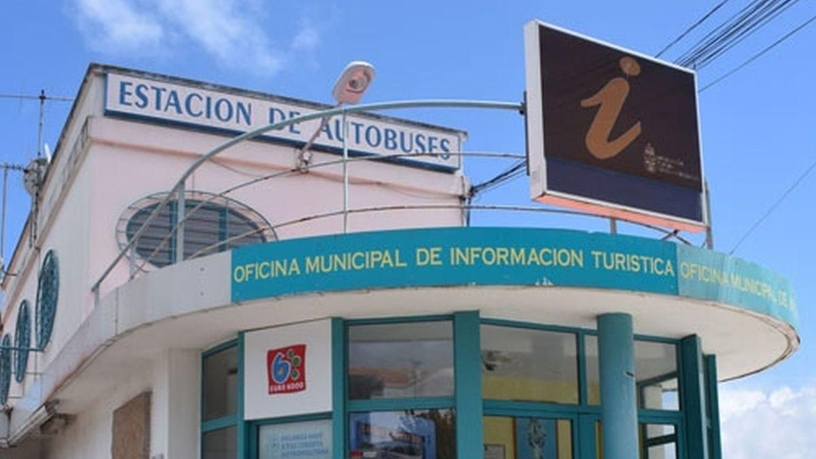 Oficina Municipal de Turismo de Cangas cerrada en Semana Santa.