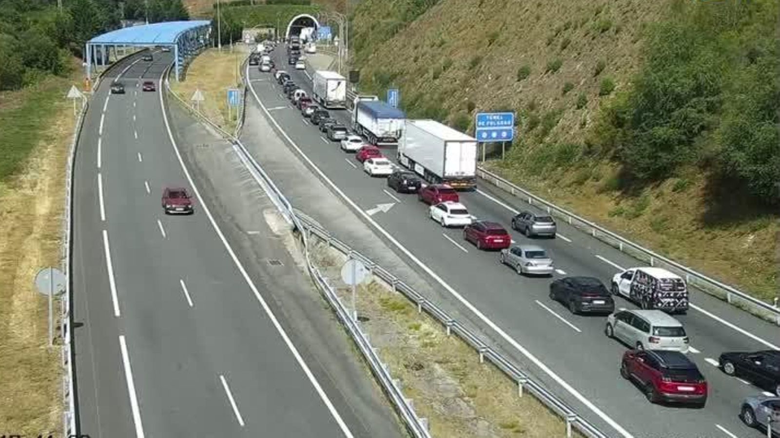 Las importantes retenciones a la entrada del túnel.