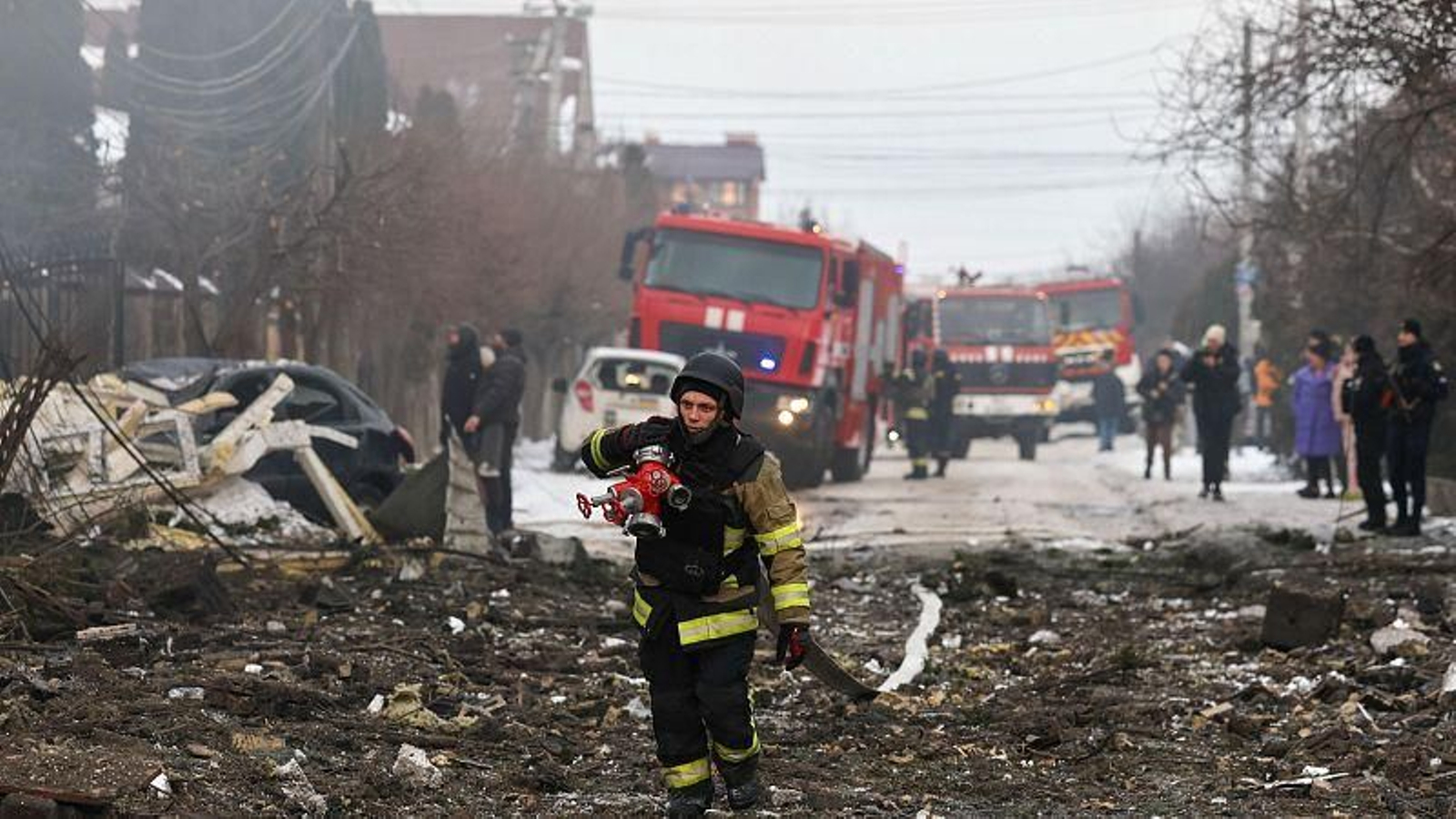 Un bombero trabaja tras el bombardeo en una zona residencial de Kiev.