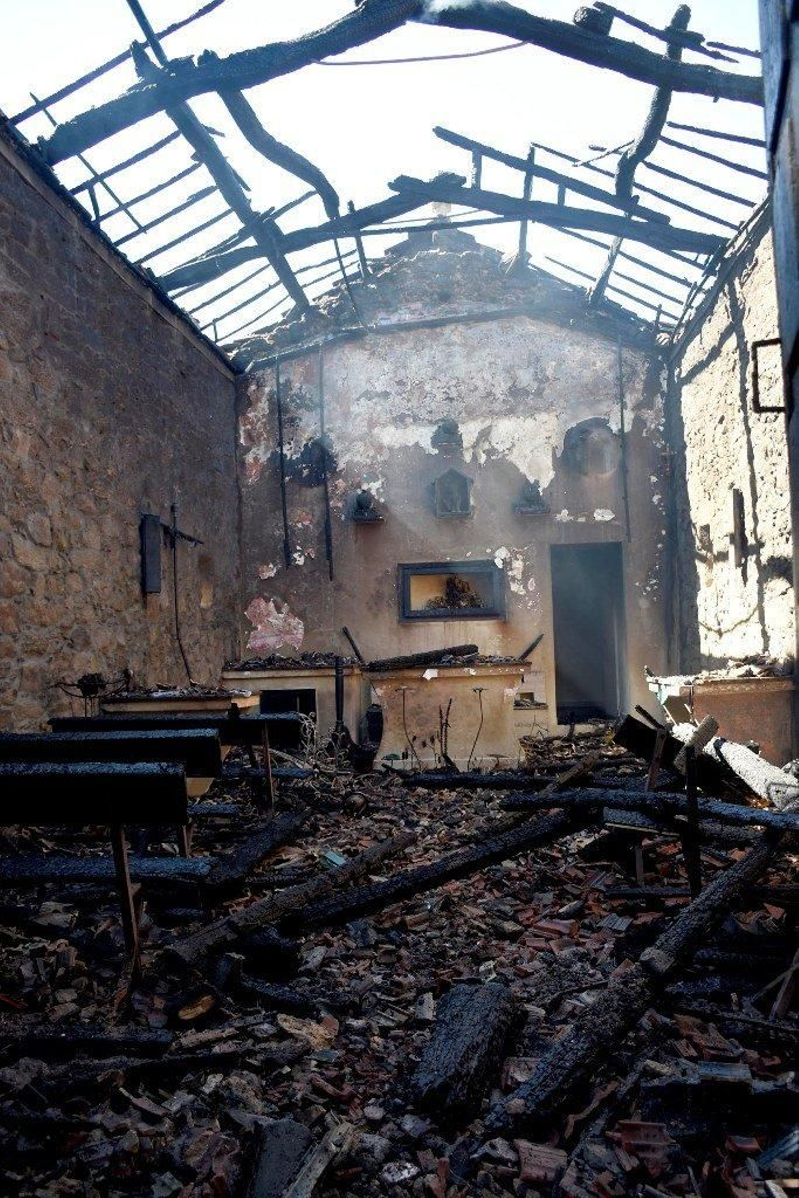 El fuego arrasó la capilla de San Campio, en O Porriño // María Correa
