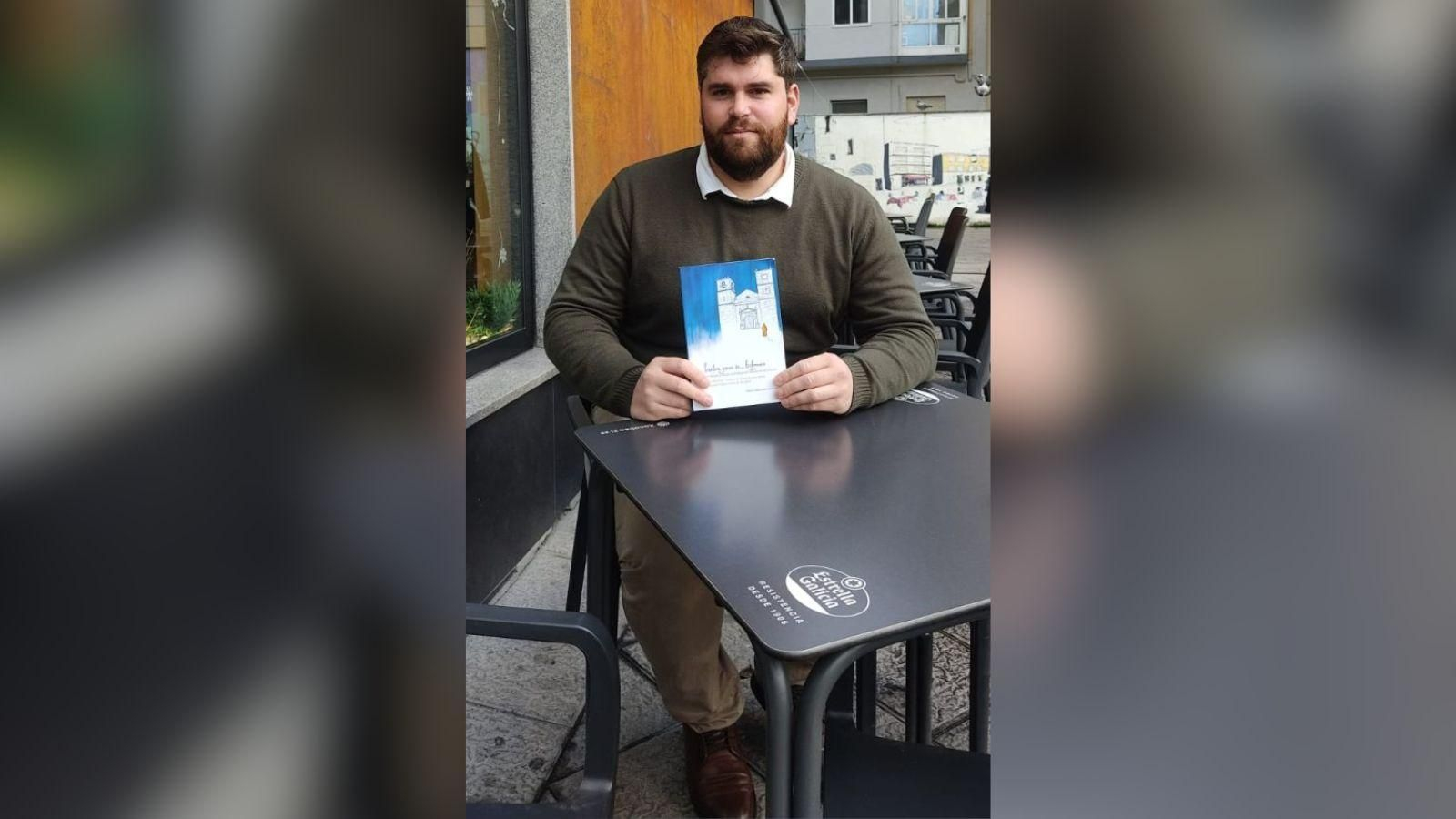 Pablo Sabucedo muestra la portada del libro.