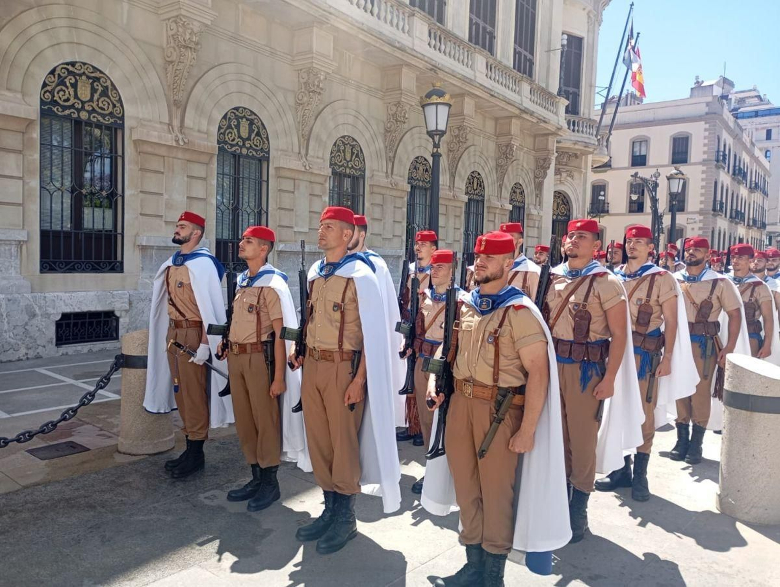 Los Regulares de Ceuta, con el atuendo que portarán mañana en Samil
