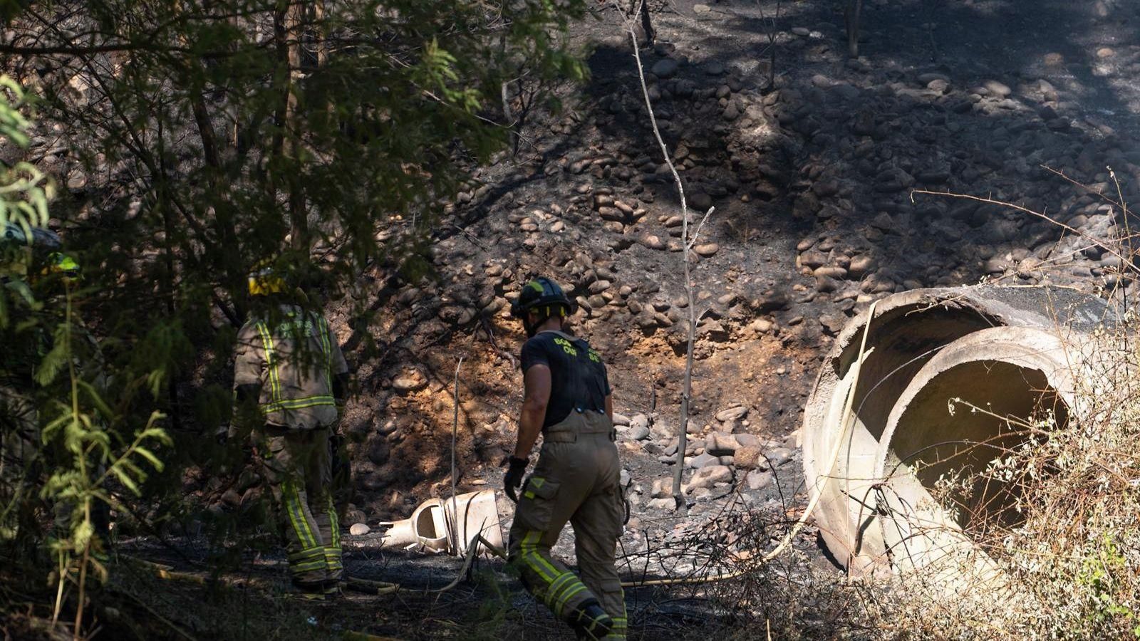 Los bomberos en el lugar de los incendios.