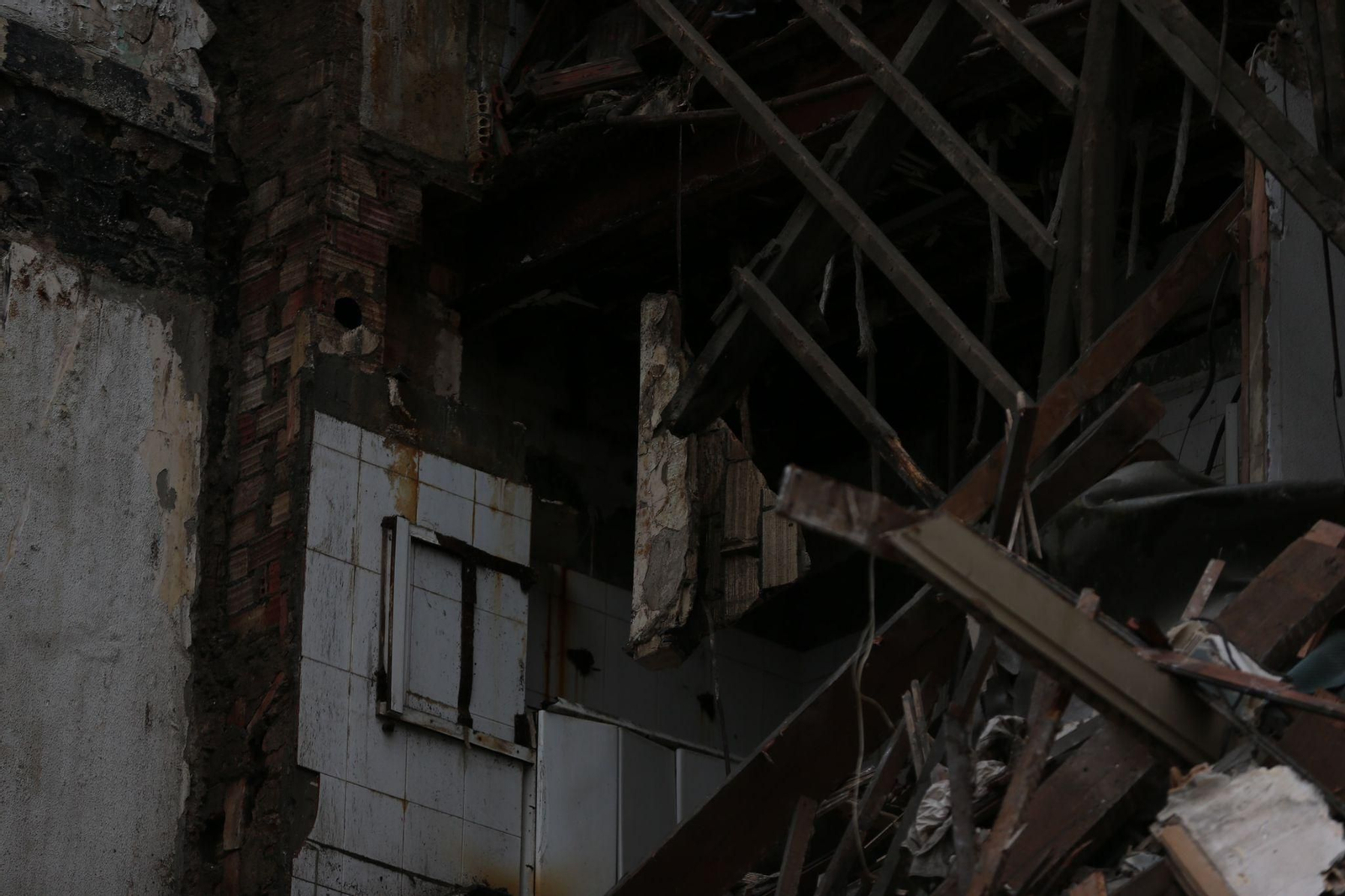 Se derrumba un edificio en el centro de Vigo // Alberte