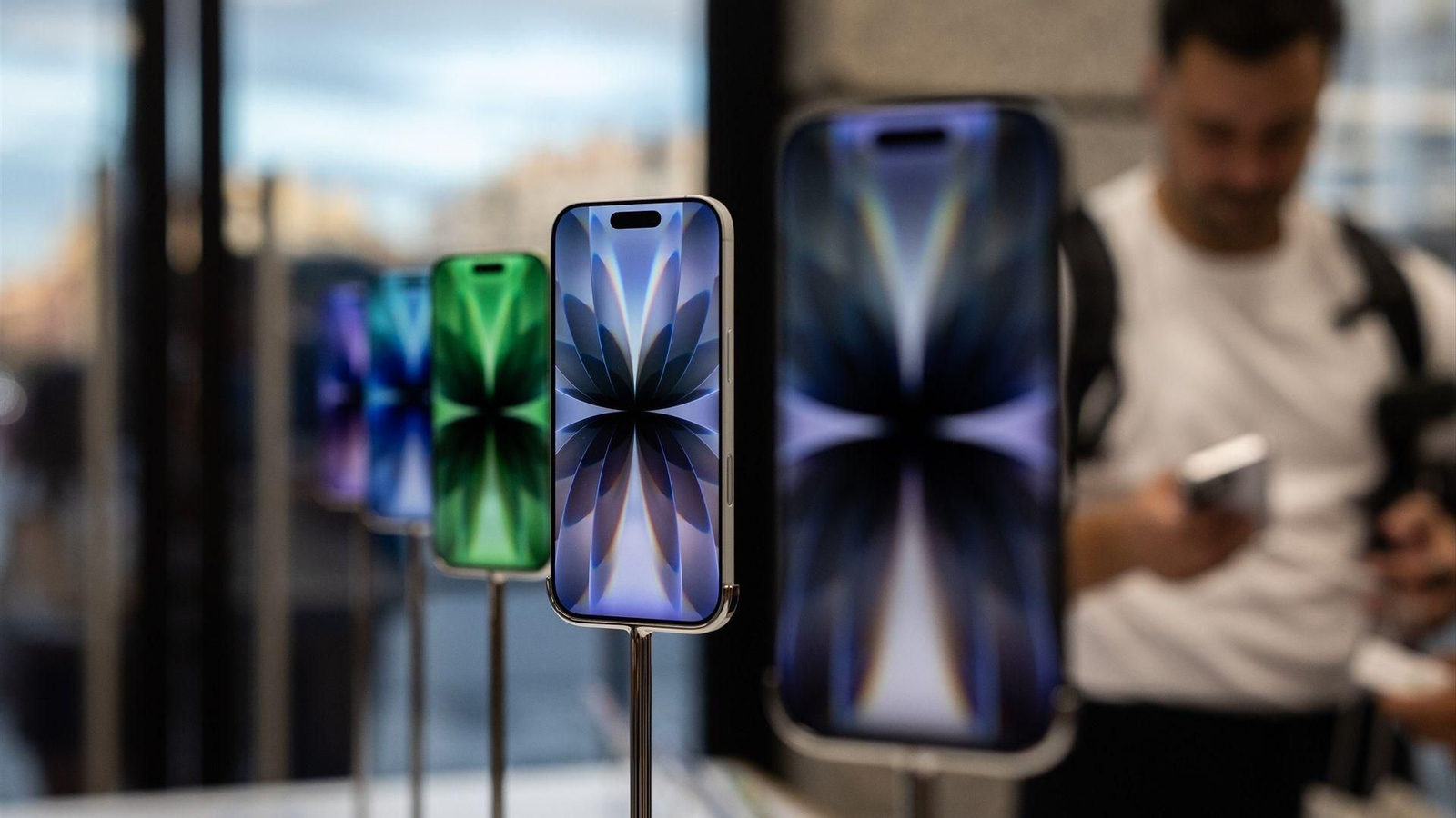 Móviles de Apple, a la venta en una de sus tiendas.