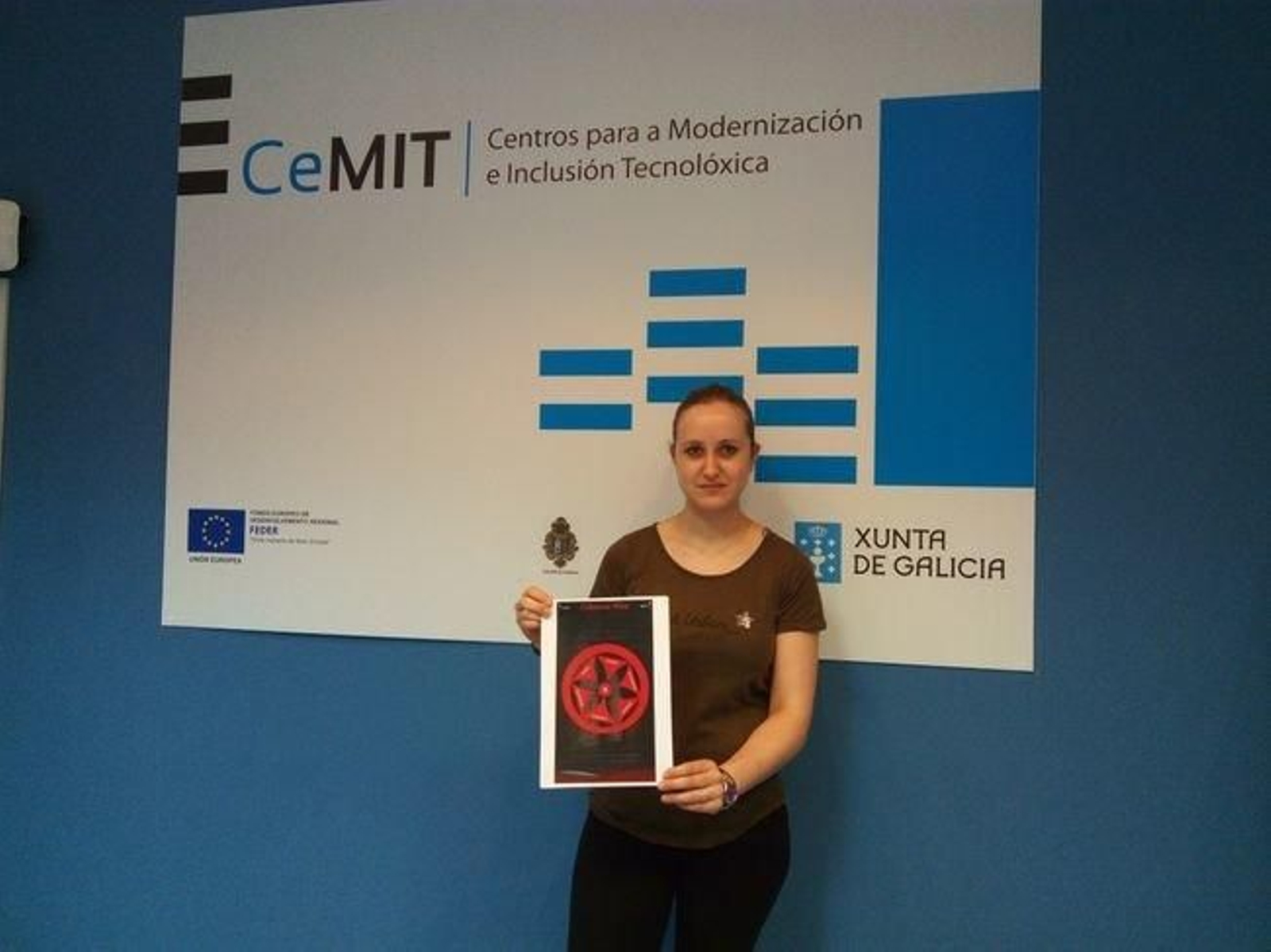 Laura Fernández presenta el logotipo de la nueva aplicación.