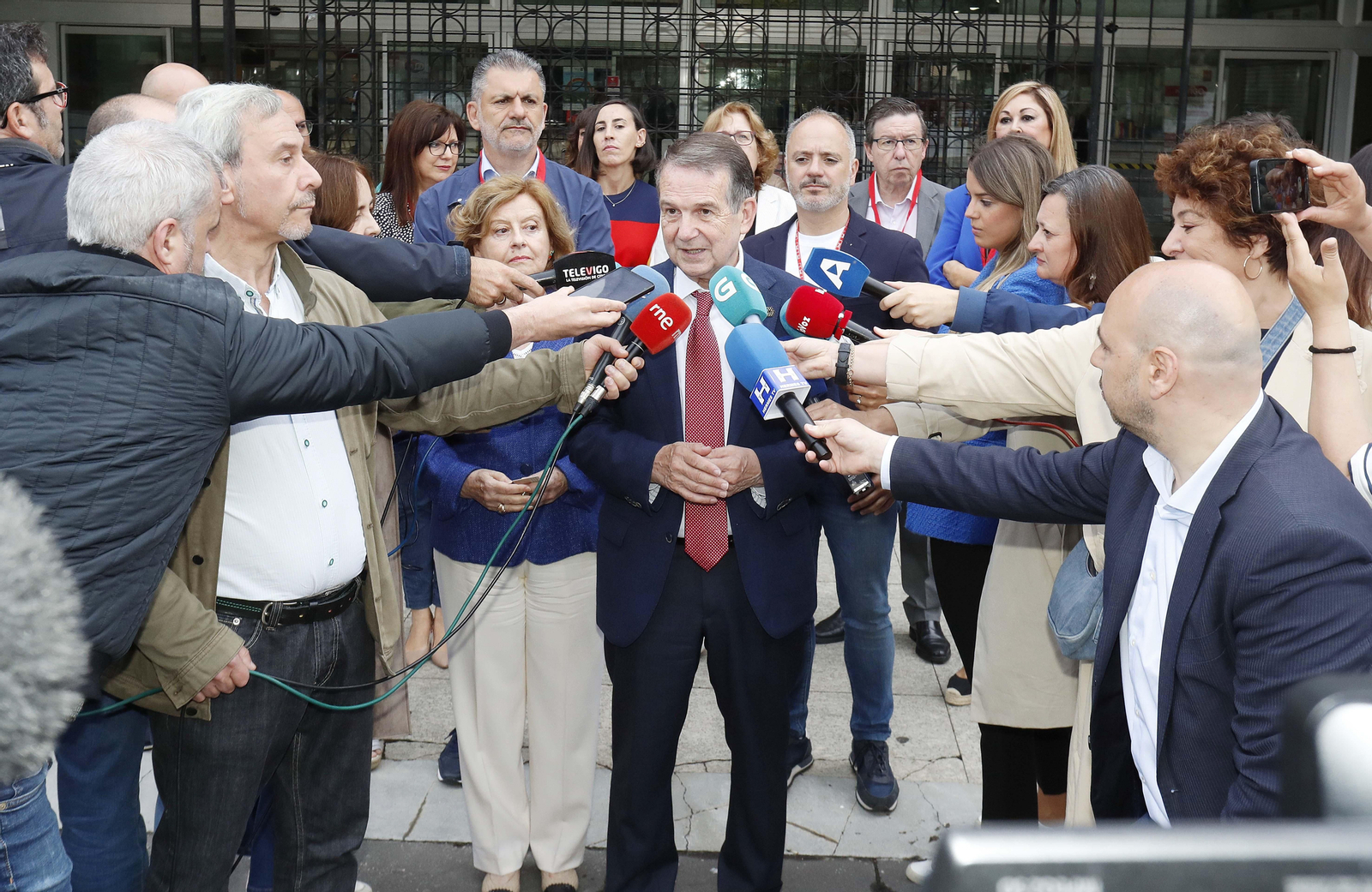 Caballero atiende a la prensa después de votar.