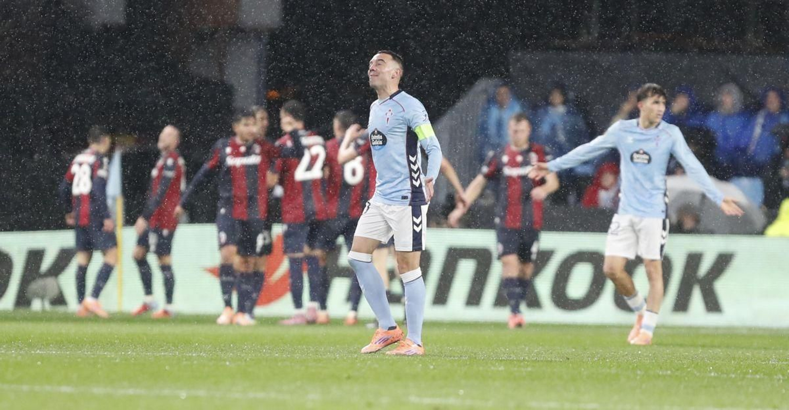 Iago Aspas y Javi Rodríguez se lamentan tras encajar el segundo gol anoche en Balaídos, con los jugadores del Bolonia celebrando al fondo.