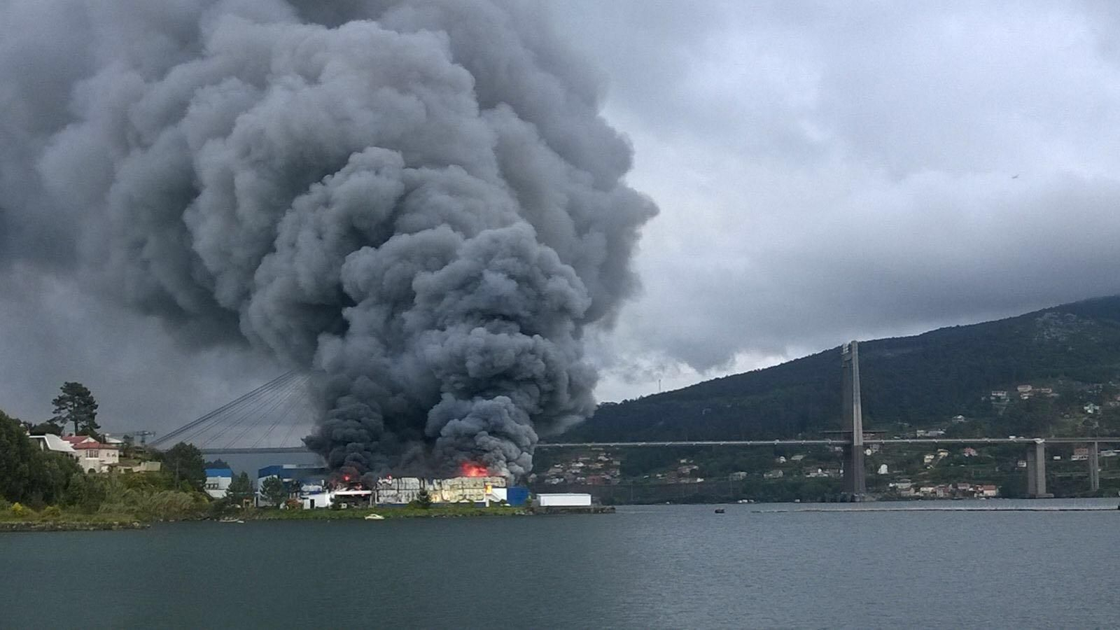 Gran incendio en la factoría Fandicosta de Domaio 1