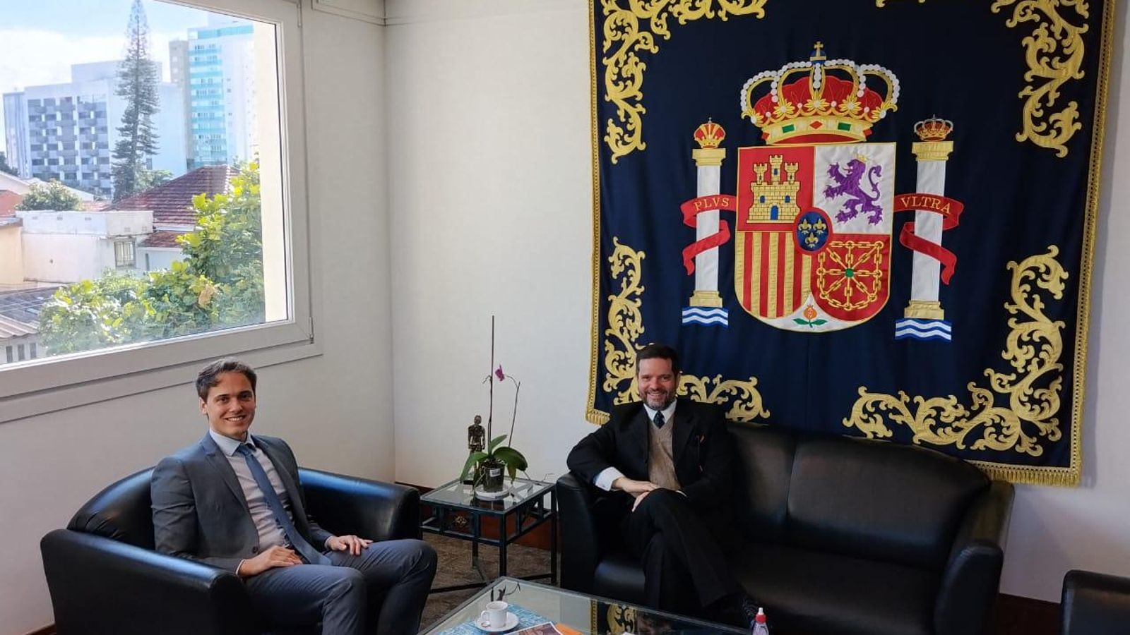 Felipe Pousada junta al cónsul