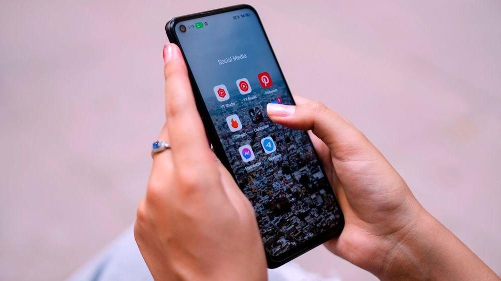 Europa trabaja en una nueva regulación para reforzar la protección de los menores en internet que podría restringir el acceso a las redes sociales a los menores de 13 años.