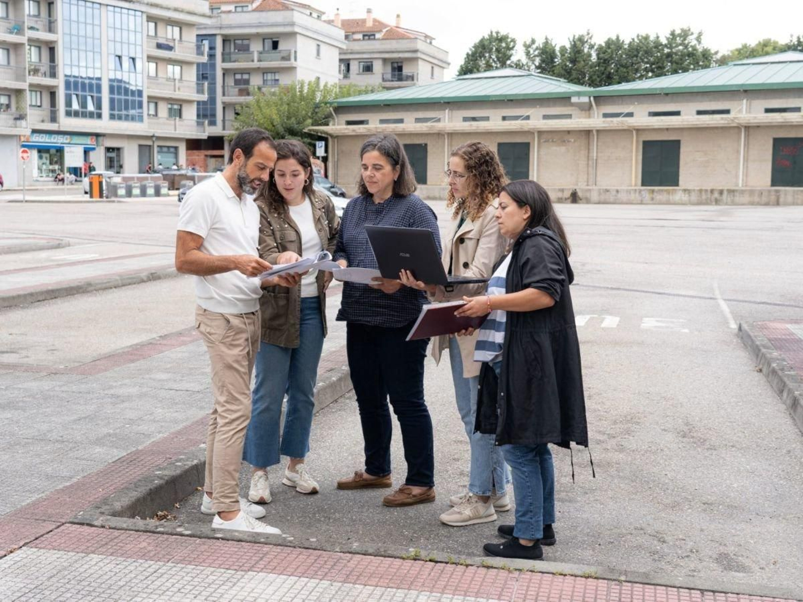 Miembros del PP reunidos frente al mercado de Tui.