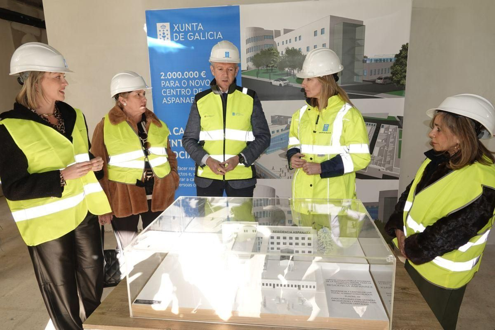 Fabiola García, Teresa Galisto, Alfonso Rueda, Marta Fernández-Tapias y Beatriz Macías, ayer en la visita a las obras.