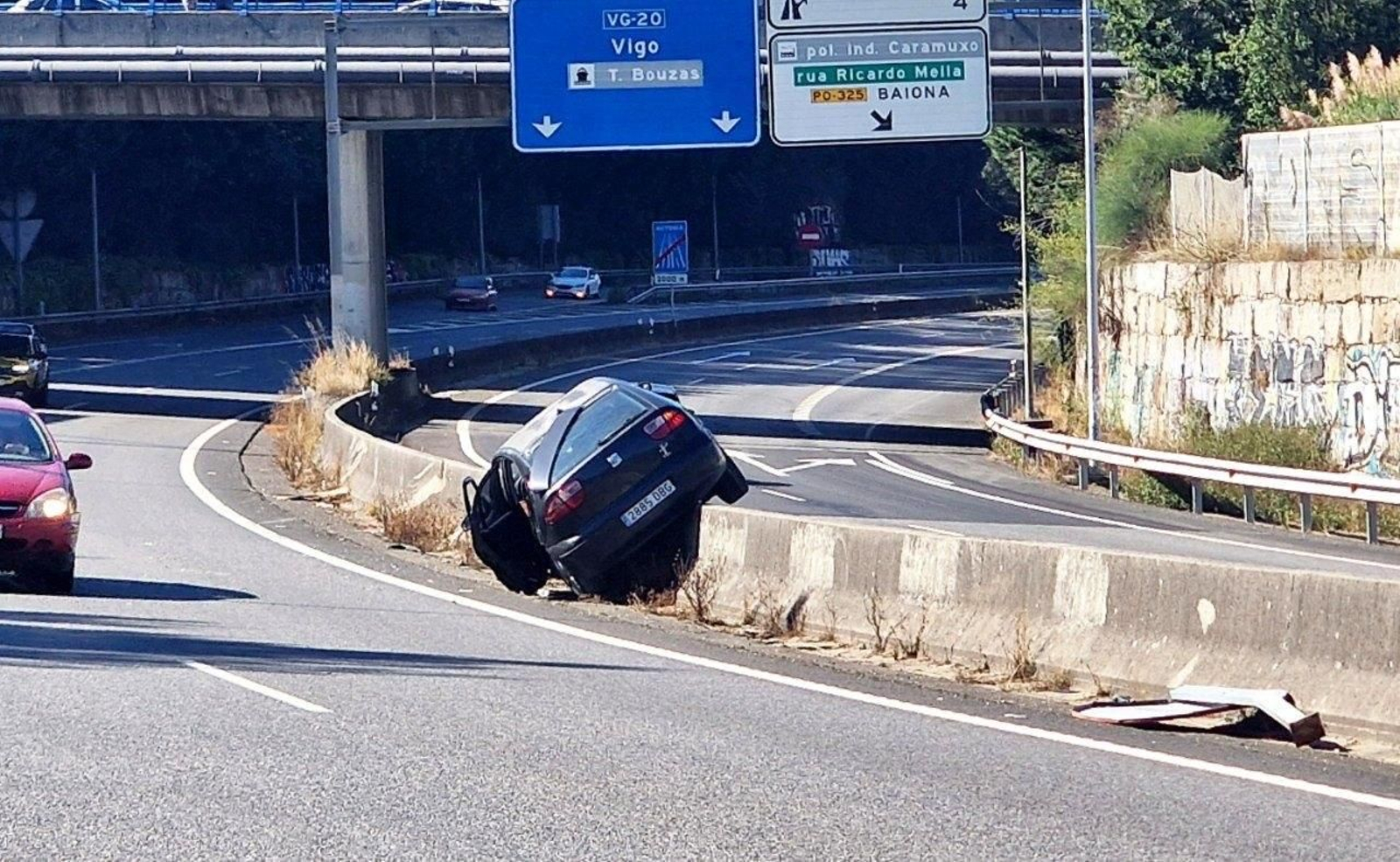 El vehículo accidentado en la VG-20.