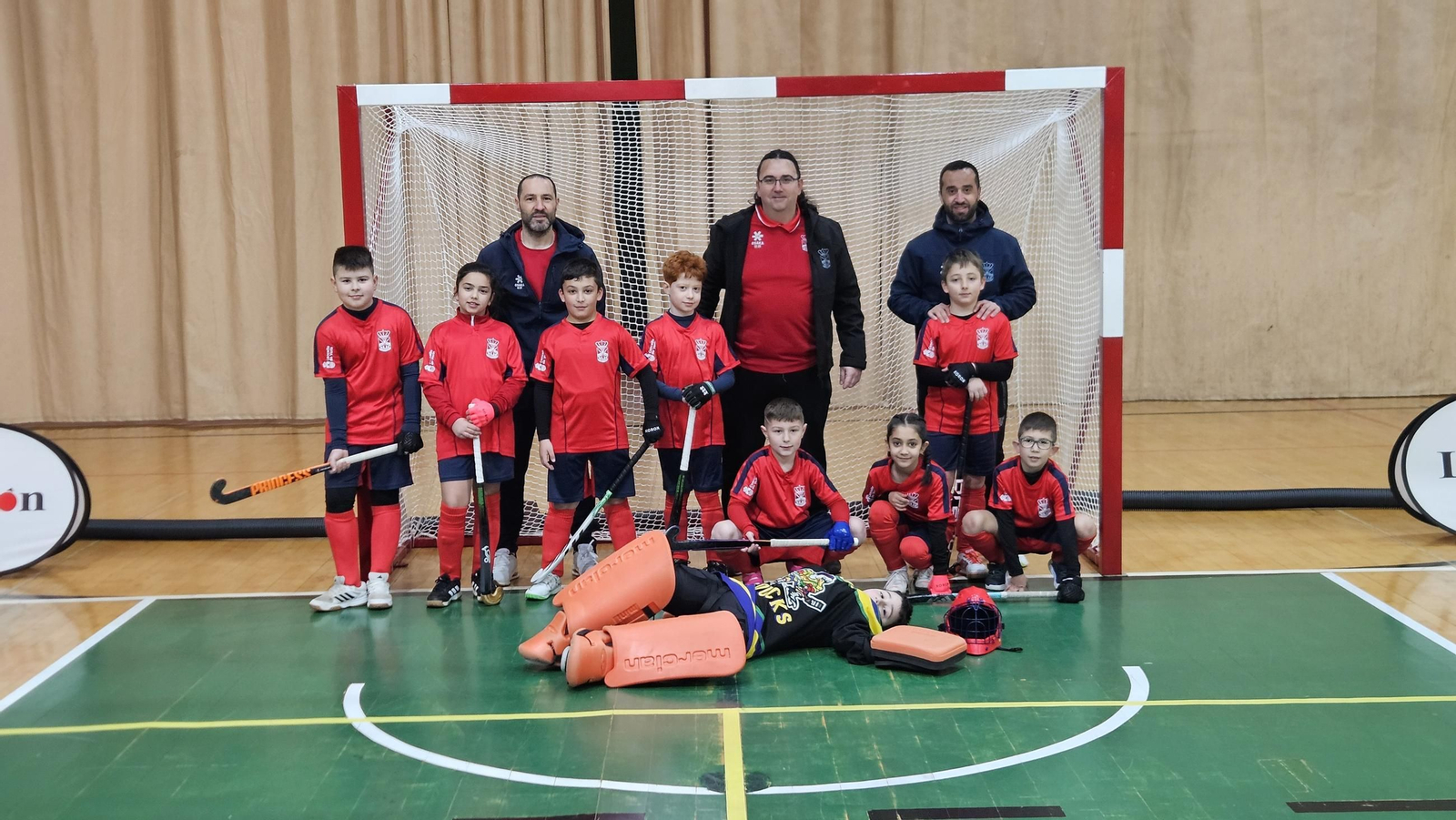 Galería | La cantera del hockey sala ourensano disfruta de una jornada de competición con +Deporte La Región