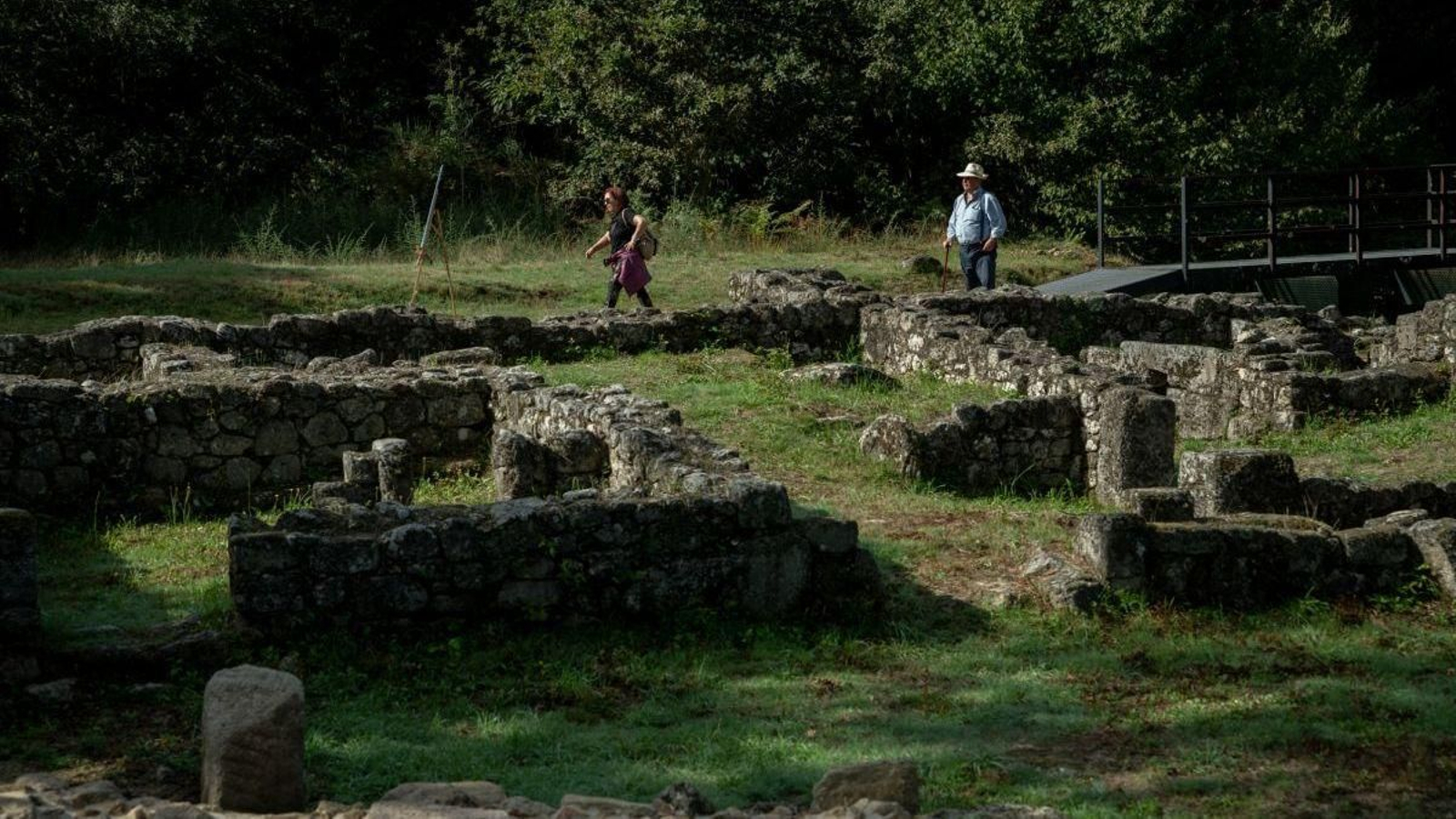 Visitantes en la mansio romana Aquis Ogeresibus en Lobios, cerca de la frontera con Portugal.