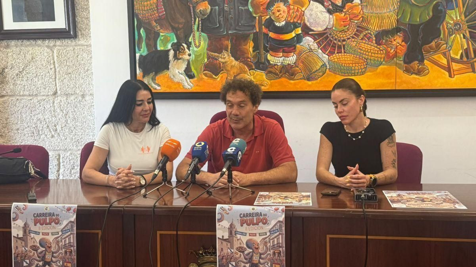 Presentación a cargo de José Castro-Gil, alcalde en funciones, acompañado de Rebeca Amil y Johanna Moguel.