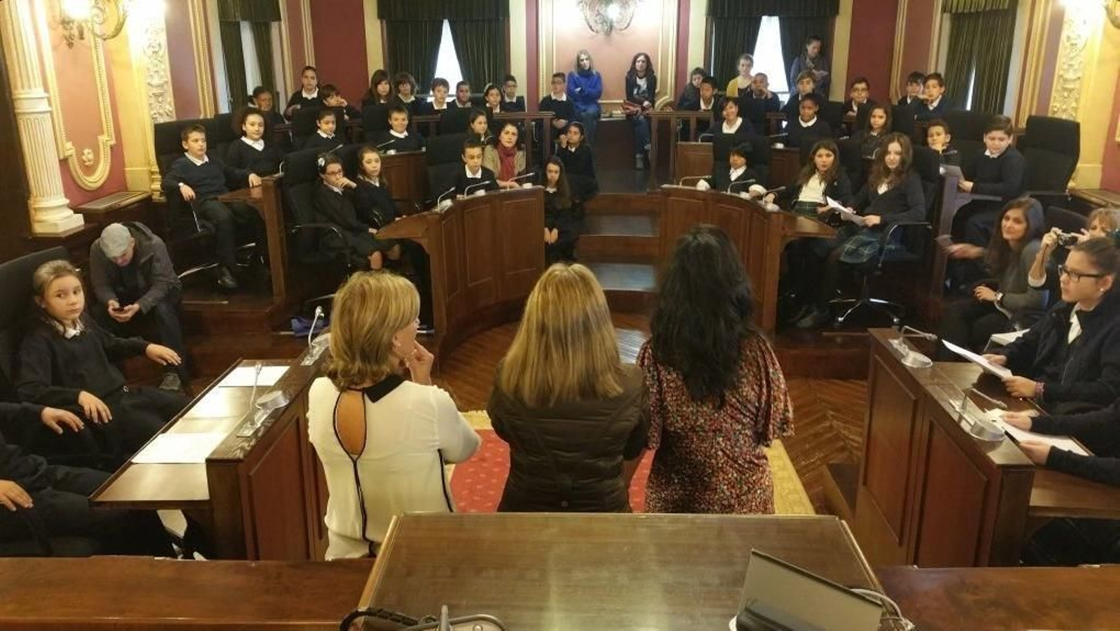 Los niños y niñas en el salón de plenos del Concello.