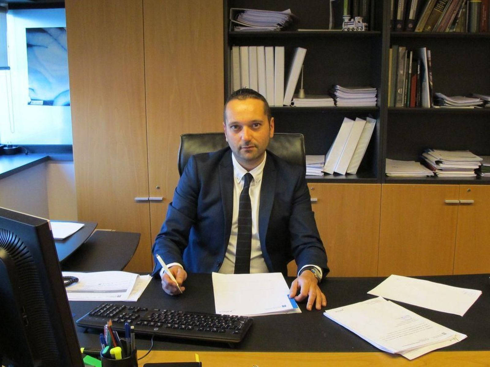 Alberto Fuentes en su despacho de la Consellería.