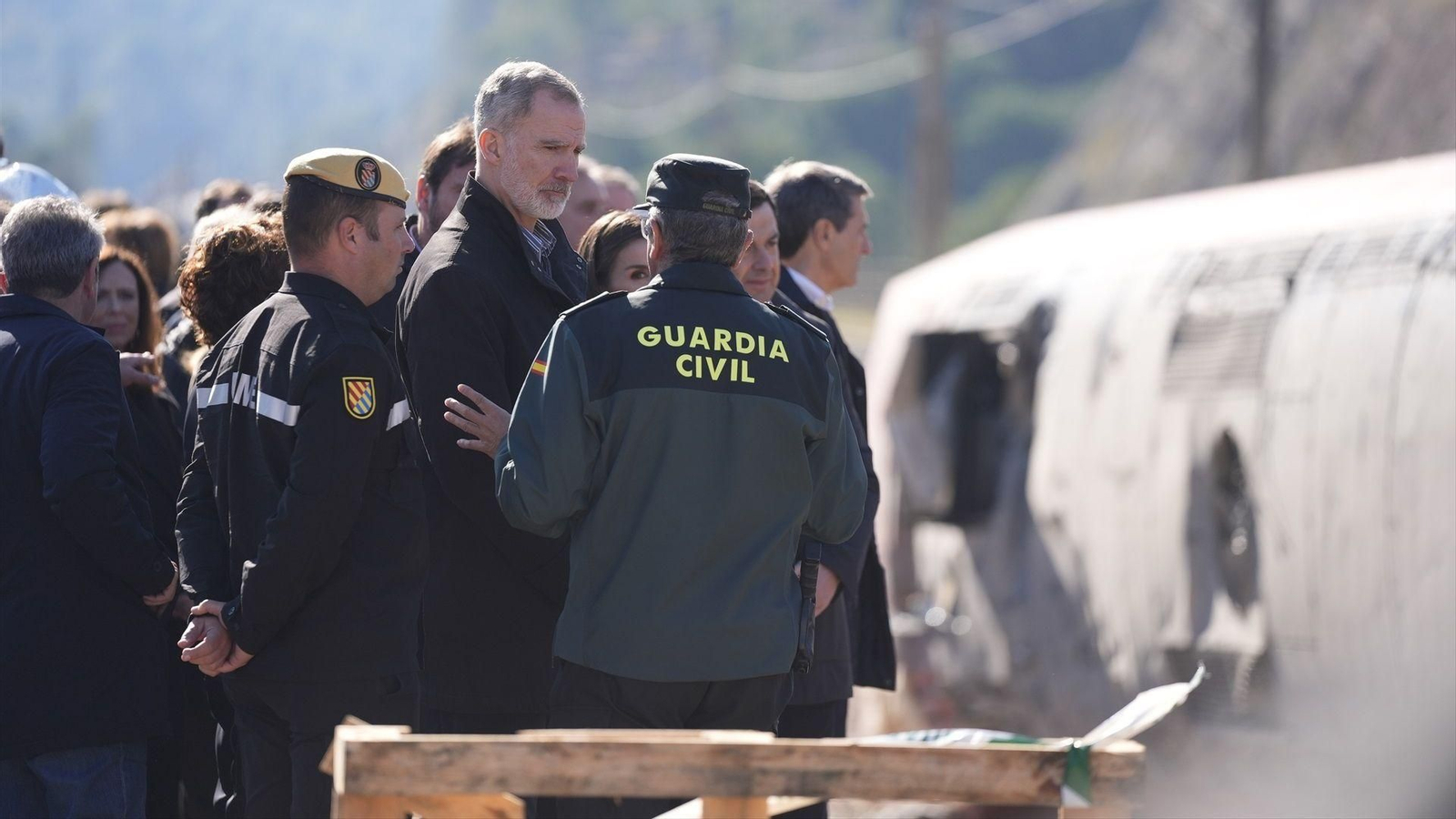 Los Reyes Felipe VI y Letizia, acompañados por el presidente de la Junta de Andalucía, Juanma Moreno, visita la zona cero del accidente sufrido entre dos trenes en Adamuz.