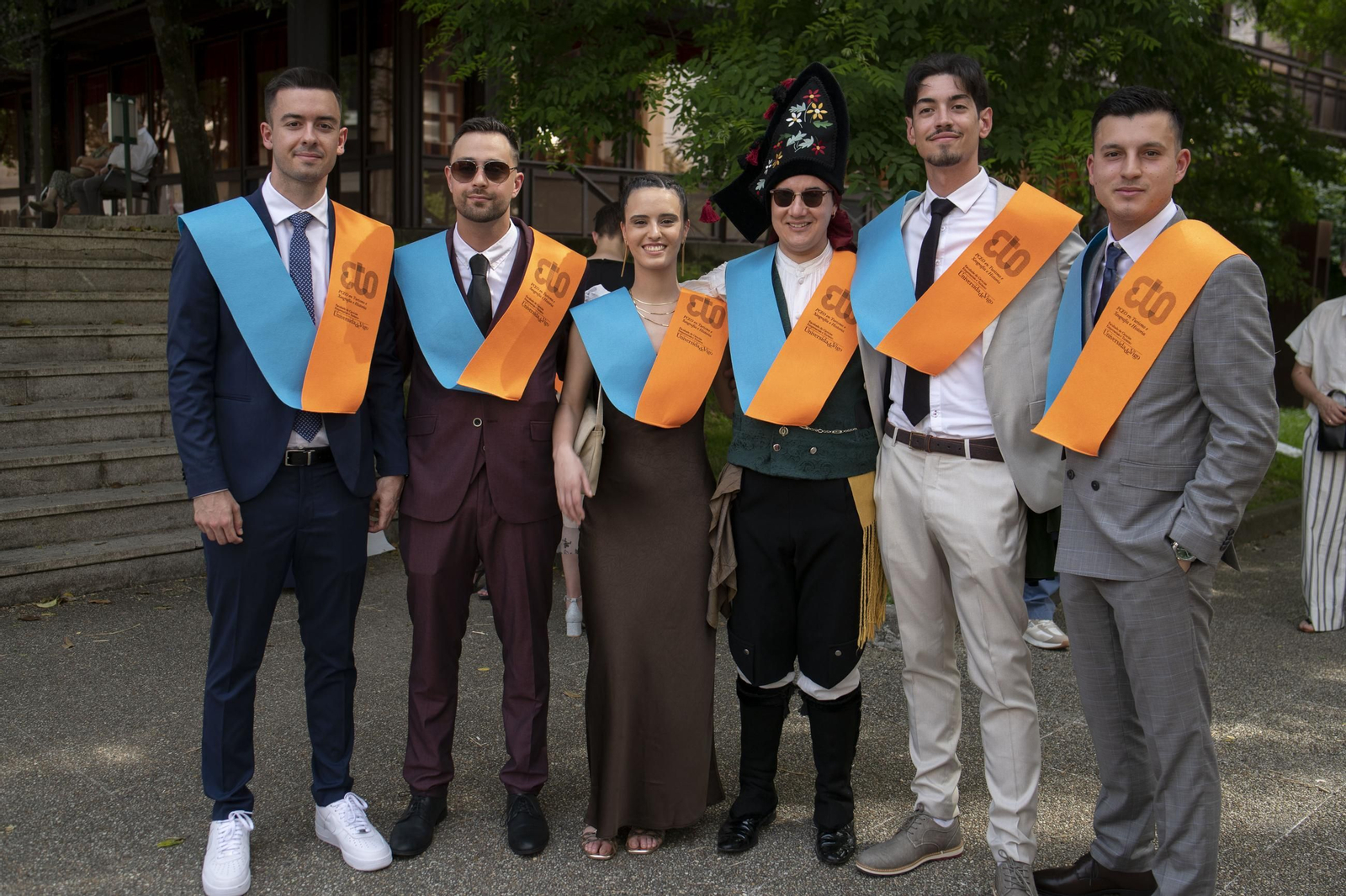 Galería | Los alumnos de ADE y Turismo se gradúan bajo un intenso calor