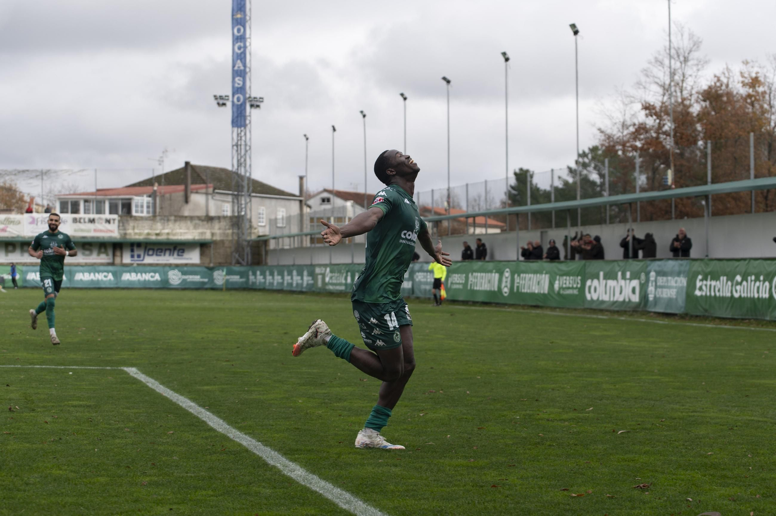 Galería | Espiñedo tiene su regalo adelantado de Navidad con la victoria del CD Arenteiro