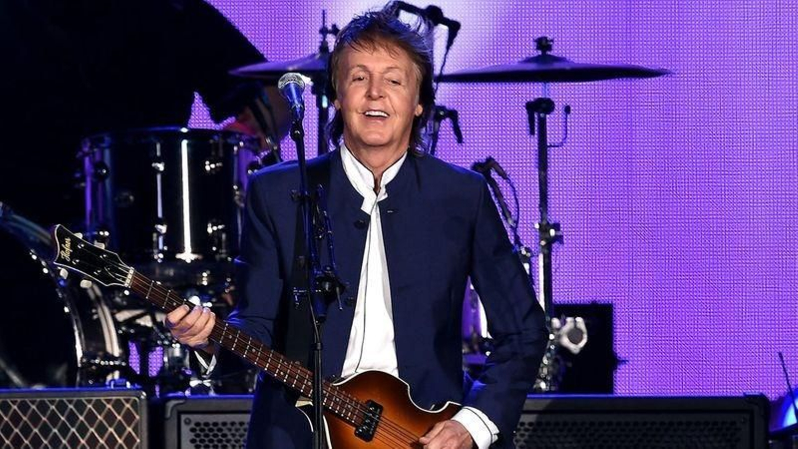El cantante y bajista Paul McCartney interpreta uno de sus éxitos en un concierto de 2016.