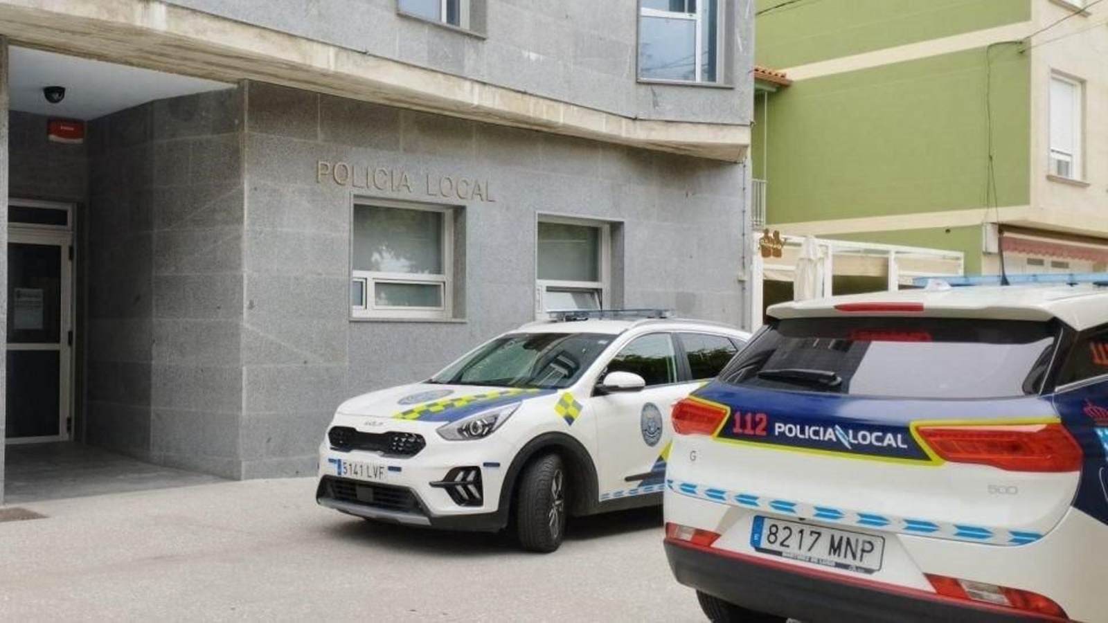 Coches patrulla a las puertas de la comisaría de la Policía Local de Cangas.