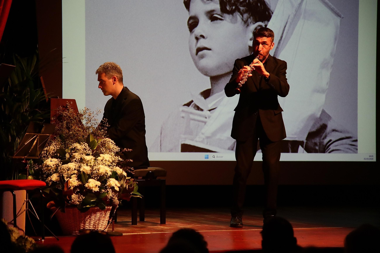 O salón de actos enchése para render tributo ao fotógrafo alaricano.