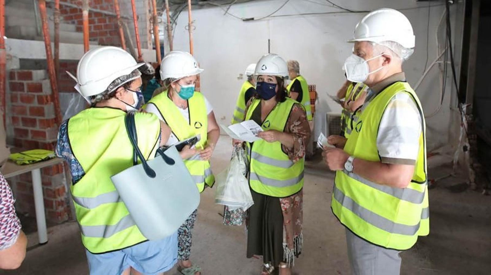 El primer grupo que visitó el edificio en construcción, mientras se preparaban para entrar.
