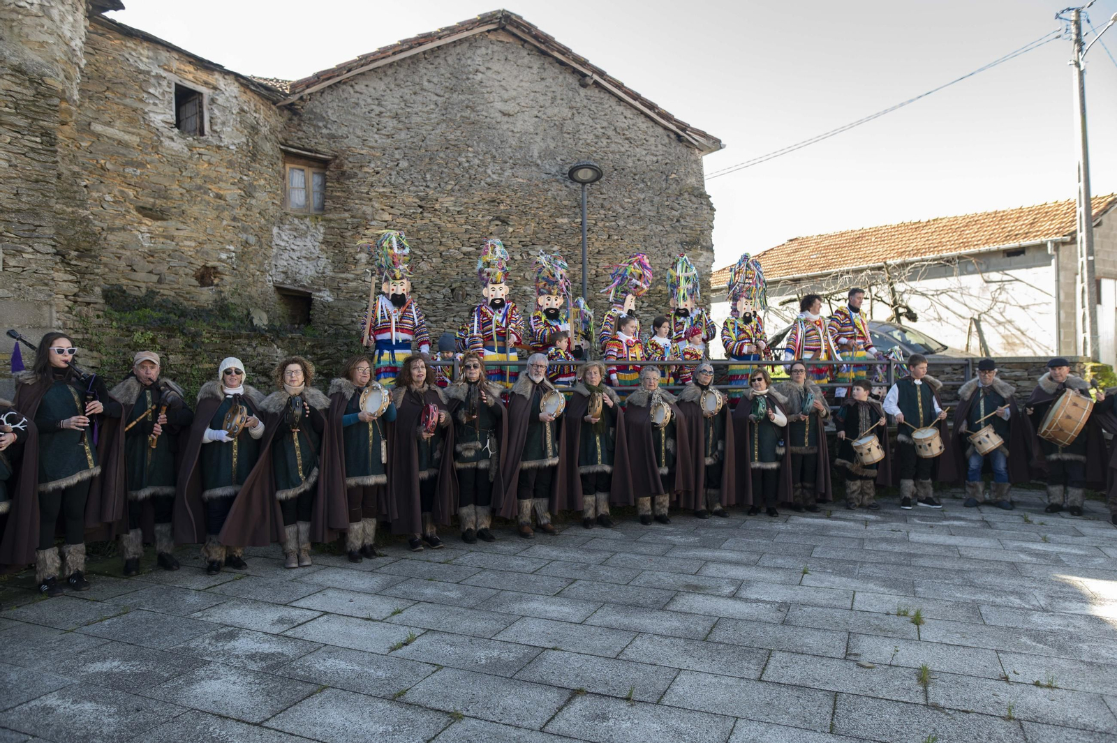 Galería | La música y el color de los Vellarróns en el Entroido de Riós