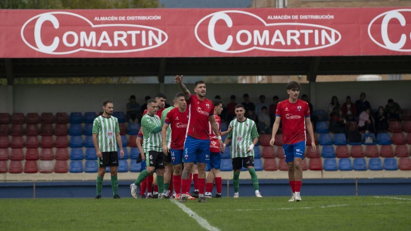 El defensa Jorge Aires, del Verín, indica con su brazo una estrategia ante el Muíños.