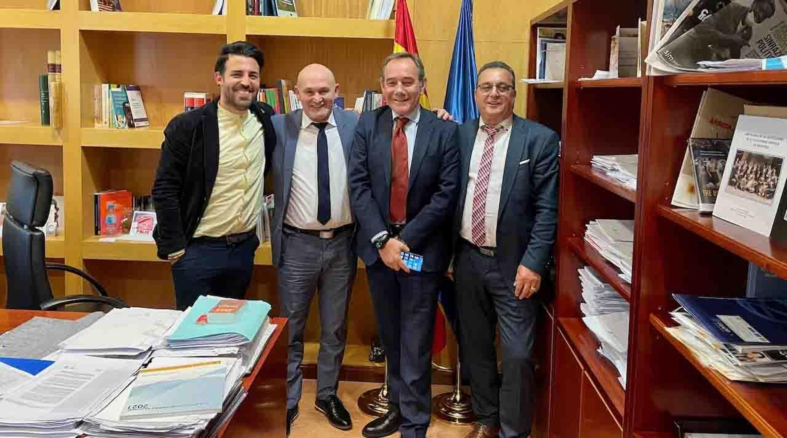 El presidente de la Coordinadora, Antonio Espinosa Segovia, Severino Abeledo Crespo, (vicepresidente), y José Ramón Álvarez Orzáez, (director de Proyectos), con el director general de Migraciones, Santiago Yerga Cobos