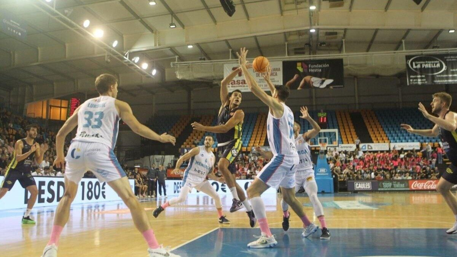 Diogo Brito pasa el balón a un compañero en Menorca.