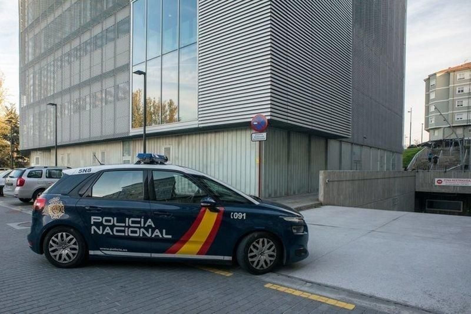 Encuentran el cuerpo de un hombre de 42 años entre basura en su casa en Ourense.