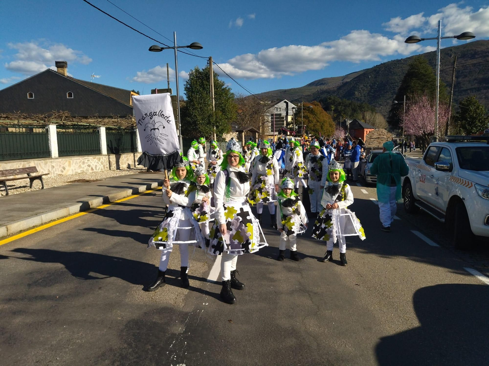 Galería | El desfile de Vilamartín citó  a casi una veintena de comparsas