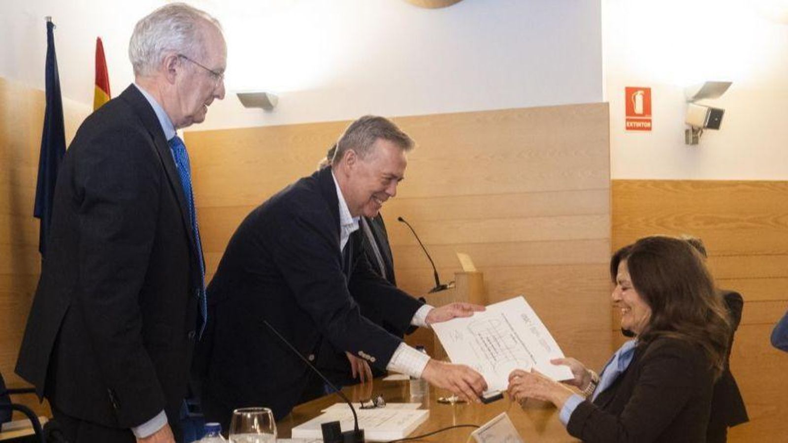 La pediatra Ana Aldao recoge su diploma de manos del conselleiro de Sanidade