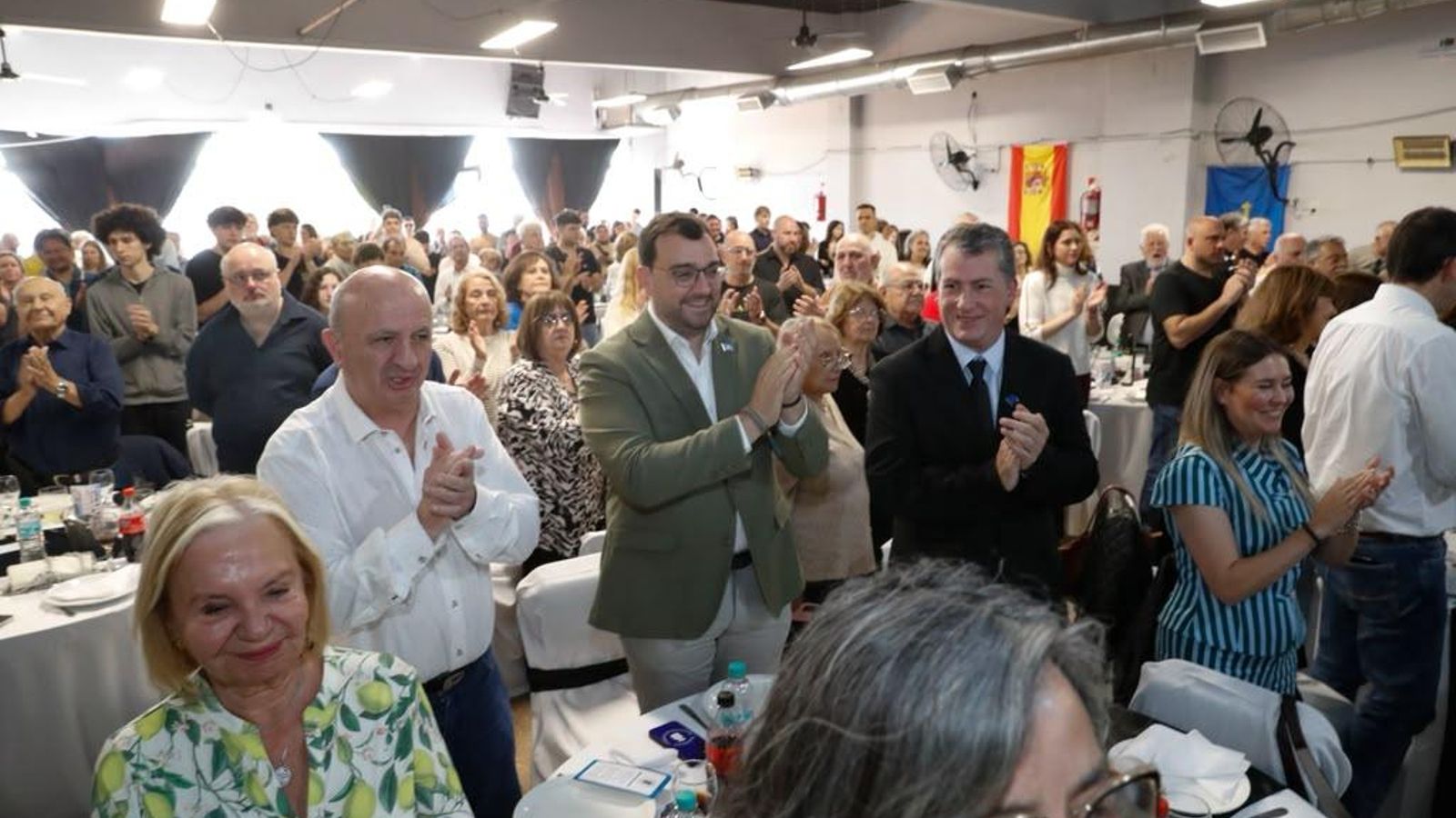 El presidente durante la cena que compartió con los asturianos de Lanús