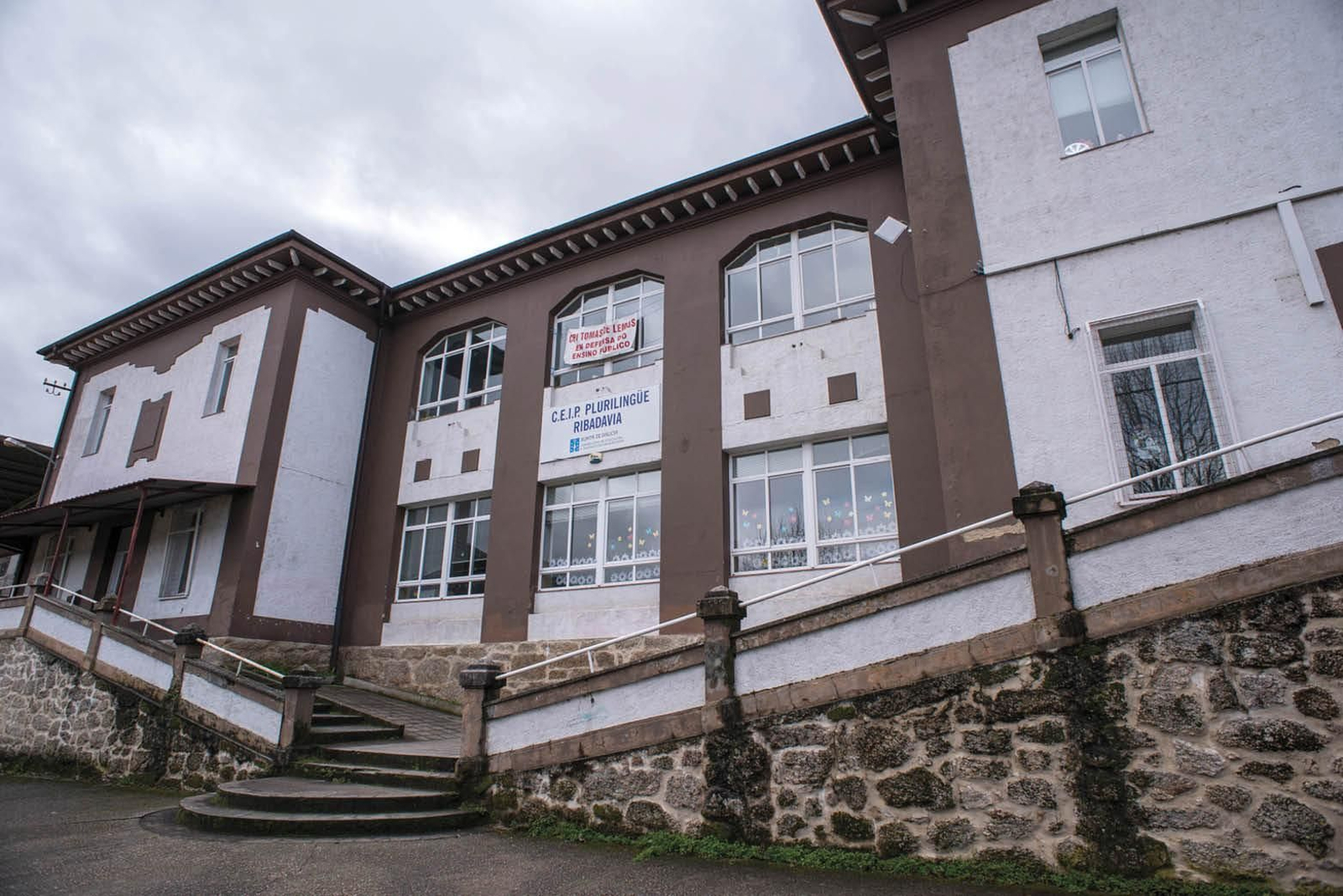 Fachada del CEIP de Ribadavia, uno de los más afectados por la modificación de aulas. (Óscar Pinal)
