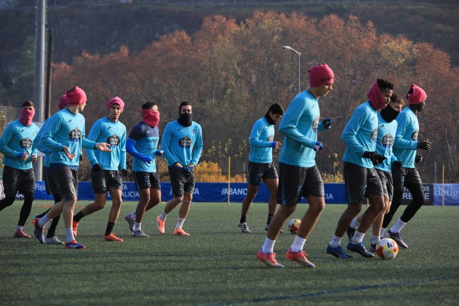 Los jugadores del Ourense CF realizan carrera continua durante un entrenamiento en Oira.