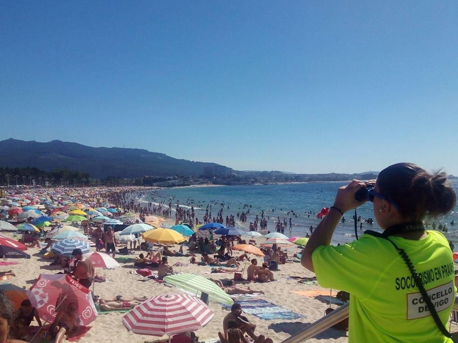 La vigilancia es constante en los principales arenales vigueses por parte del servicio municipal de socorristas.